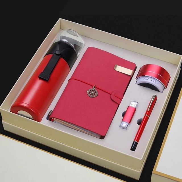 Bộ giftset quà tặng gồm nhiều vật dụng văn phòng tiện lợi như sổ da, USB, bút ký, v.v