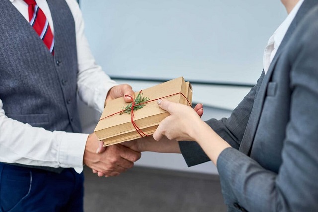 Những món quà tặng đối tác doanh nghiệp khiến mối quan hệ hợp tác trở nên tốt đẹp hơn