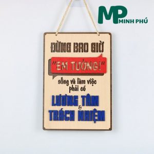 Bảng gỗ decor treo tường Sống và làm việc phải có lương tâm và trách nhiệm